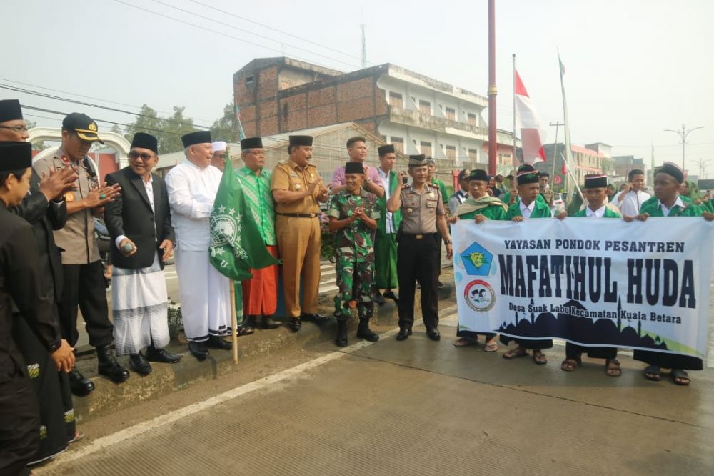 Safrial melepas pawai dalam rangka hari santri