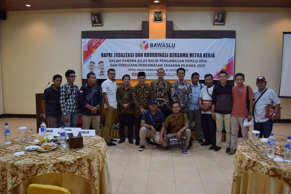 Komisioner Bawaslu dan KPU photo bersama insan pers.