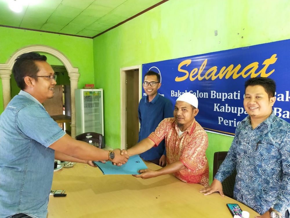 Tim Arzanil mengambil formulir pendaftaran cabup Batanghari di partai Nasdem.