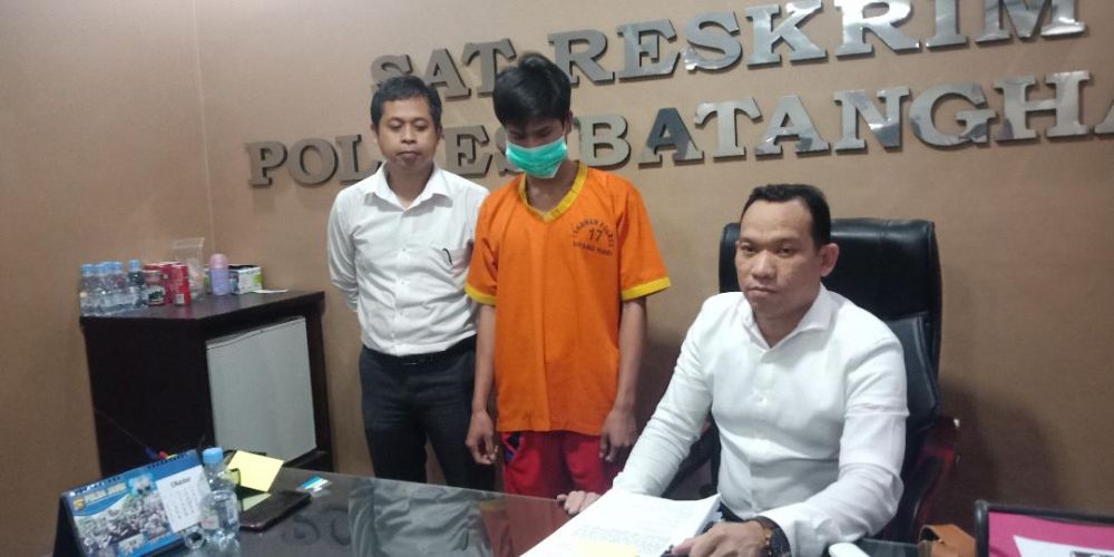 Tersangka bersama aparat kepolisian.