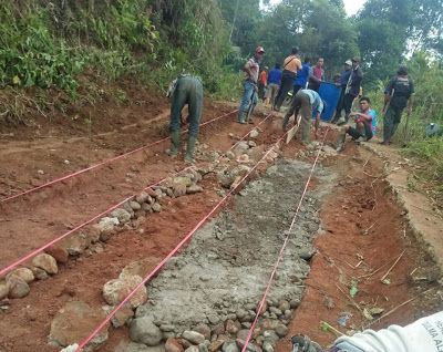Warga membangun jalan  kabupaten dengan swadaya.