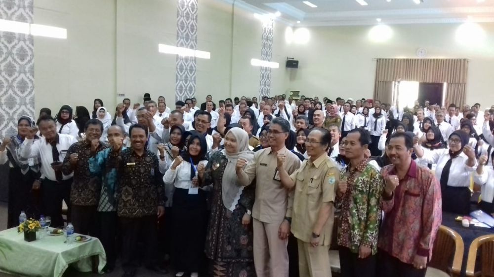 Bupati bersama peserta diklat.