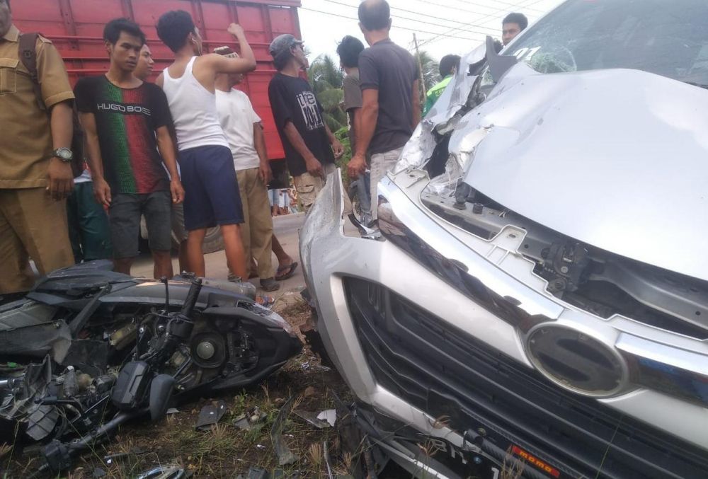 Kendaraan mahasiswa IAN ringsek berat.