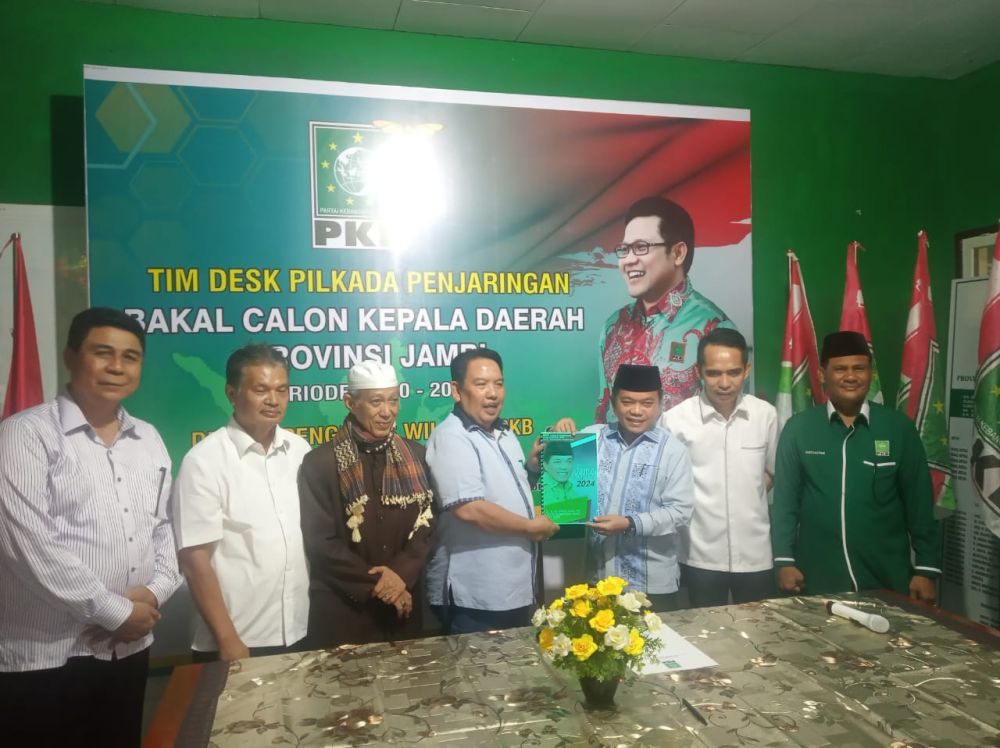 Alharis mengembalikan formulir pendaftaran ke PKB