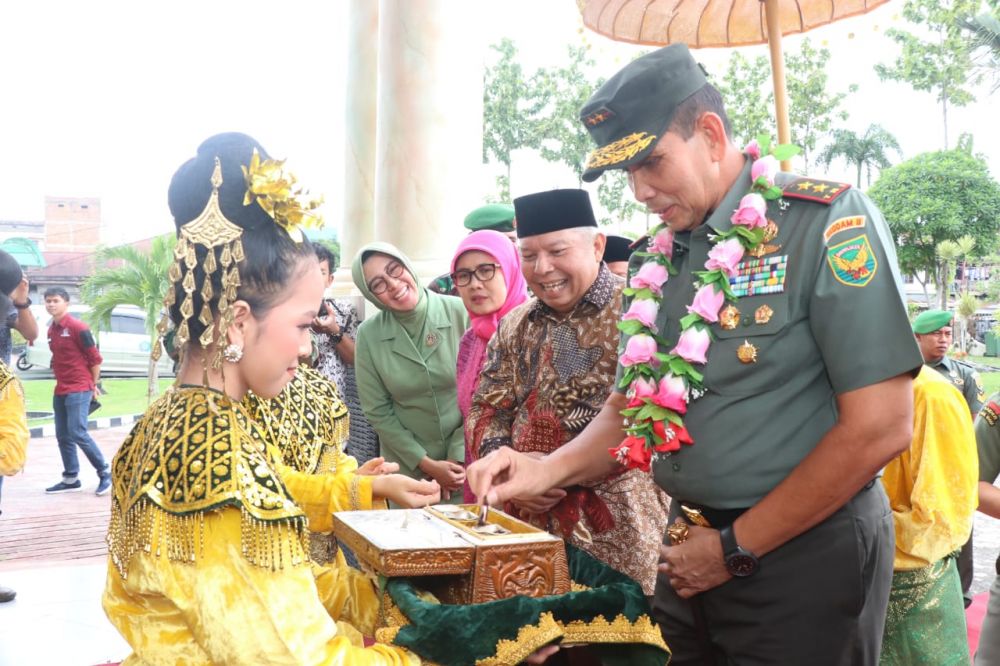 Safrial menyambut kedatangan Pangdam.