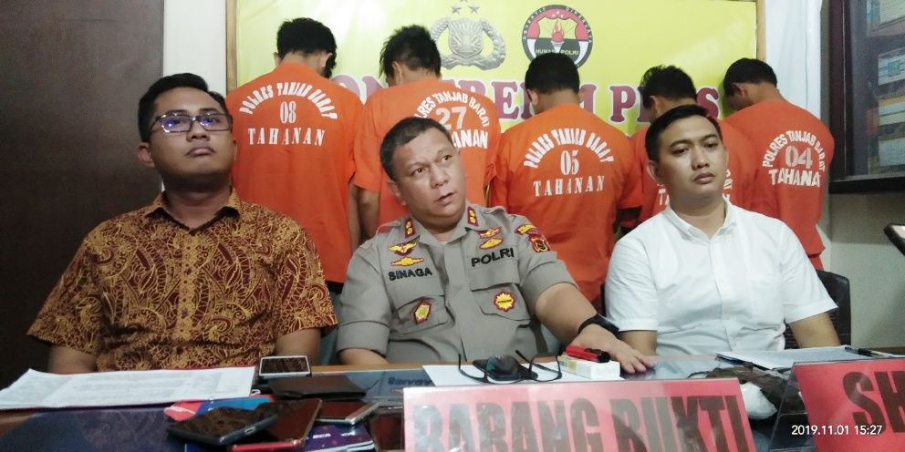 Kapolres Tanjabbarat memberikan katerangan pers.