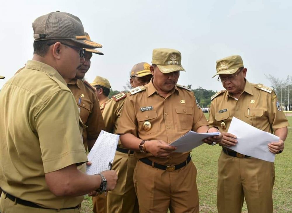 Cek  Endra  mengecek absen kehadiran pegawai.