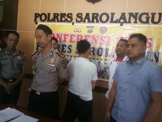 AKBP Deni Heryanto saat memberikan keterangan pers didampingi Kasat Reskrim.