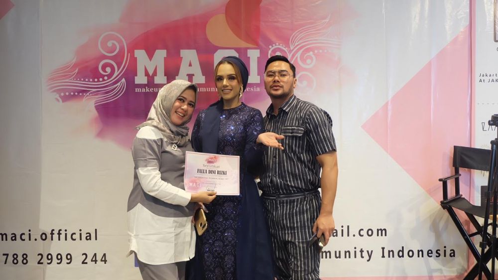 Aak bersama costumernya