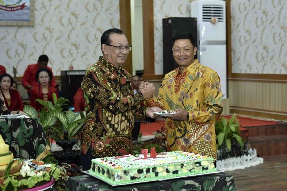 Sekda hadiri Syukuran dalam rangka Hari Ulang Tahun (HUT) Ke 74 Tentara Nasional Indonesia (TNI) Tahun 2019, bertempat di Balai Prajurit Korem 042 Garuda Putih.