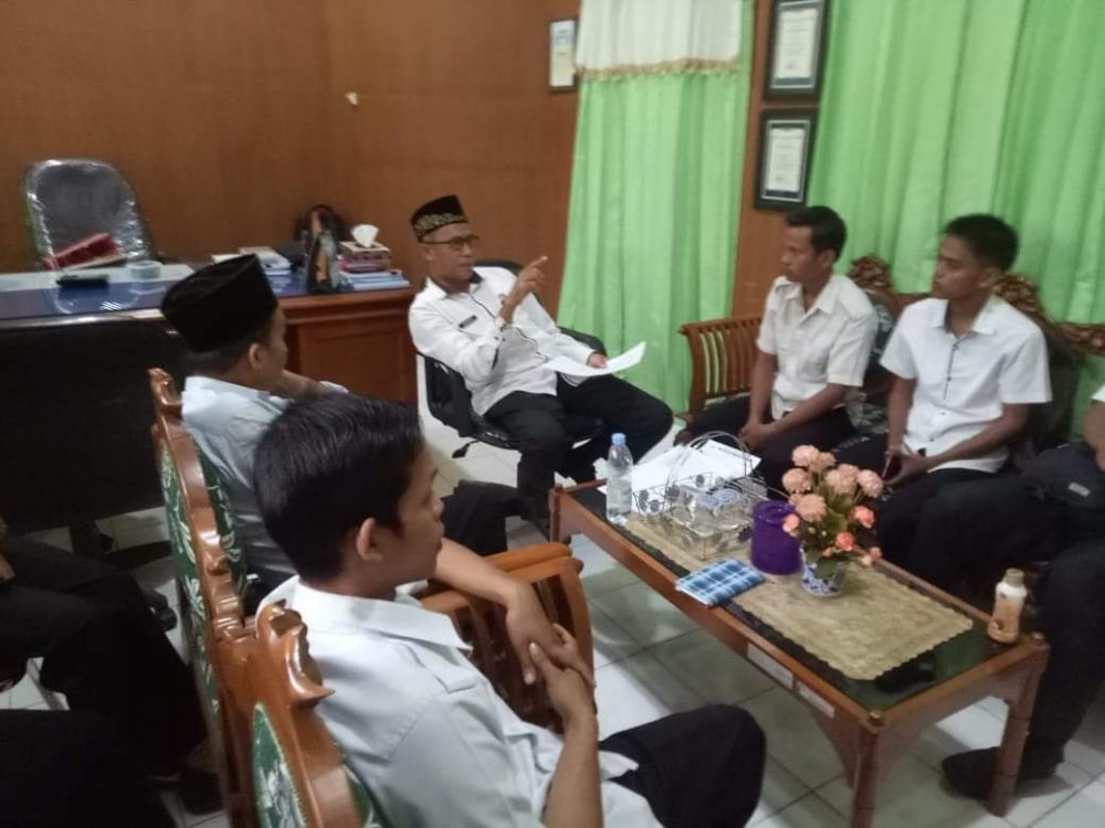 Kadis Koperasi, UKM, Perindustrian dan Perdagangan H Kasiyadi, ME melaksanakan rapat dengan UPTD Pasar