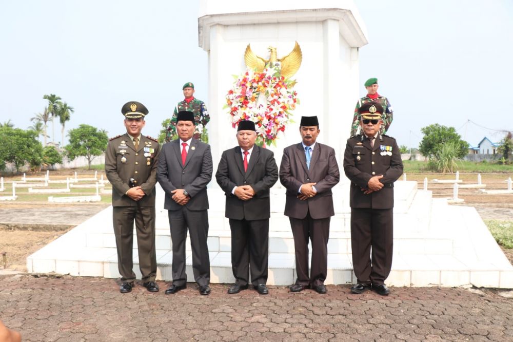 Bupati foto bersama usai tabur bunga di makam pahlawan