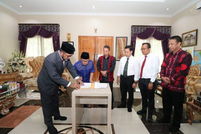 Gubernur Jambi, Dr.Drs.H.Fachrori Umar,M.Hum dan Ketua Badan Pengawas Pemilihan Umum (Bawaslu) Provinsi Jambi, Asnawi R,M.Pd menandatangani Naskah Perjanjian Hibah Daerah (NPHD), di Rumah Dinas Wakil Gubernur Jambi, Telanaipura, Kota Jambi, Minggu (10/11-2019).