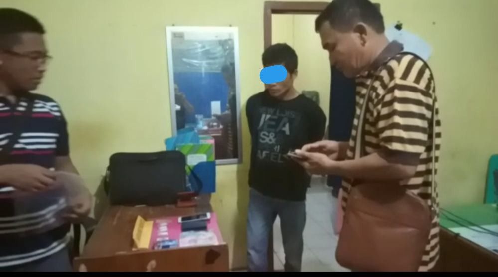 Satres Narkoba Polres Sarolangun saat membekuk pria diduga pengedar narkoba.