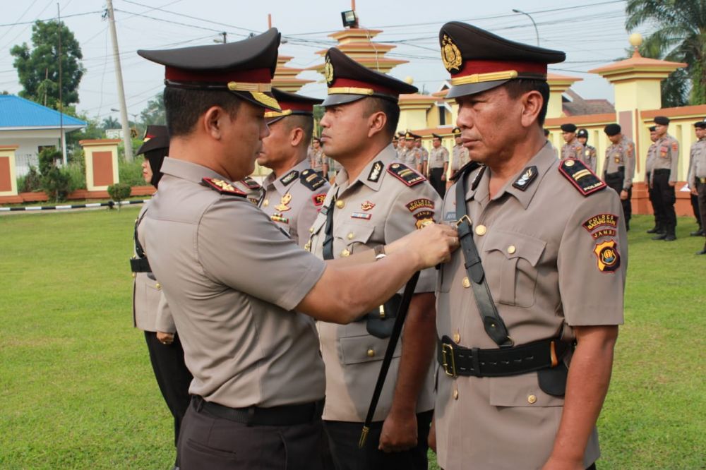 Kapolres Batanghari AKBP Moh Santoso saat memimpin upacara Sertijab Tiga Kapolsek.