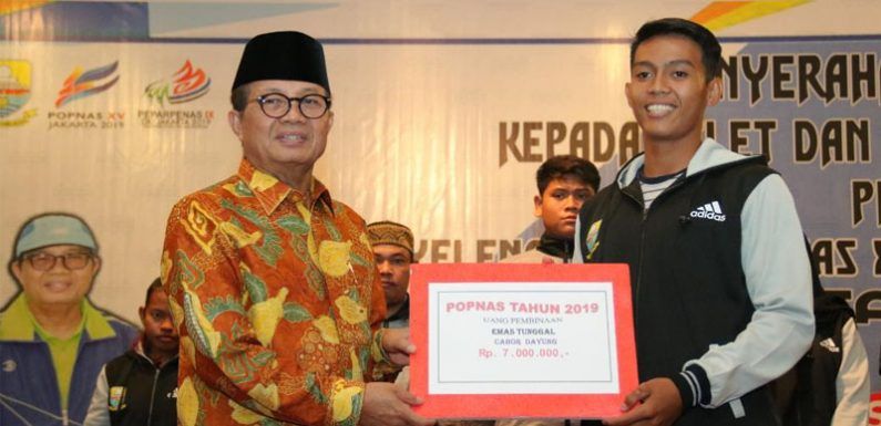 Penyerahan uang pembinaan kepada atlet dan pelatih berprestasi Provinsi Jambi pada penyelenggaraan Popnas XV dan Peparpenas IX Tahun 2019 di Rumah Dinas Gubernur Jambi langsung diberikan oleh Gubernur Jambi, Dr Drs H Fachrori Umar, M Hum, Kamis (12/12) .