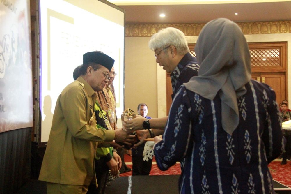 Gubernur Jambi, Dr.Drs.H.Fachrori Umar,M.Hum raih penghargaan Subroto 2019 dari Kementerian ESDM, Terbaik III Bidang Kepatuhan PNBP Mineral dan Batubara (Daerah Pengelolaan Dana Bagi Hasil Terbaik).