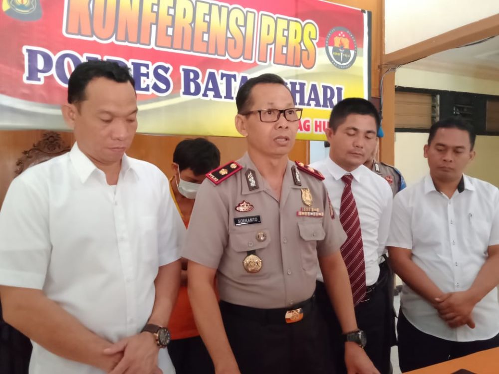 Waka Polres Batanghari memberikan keterangan pers terkait korupsi DD
