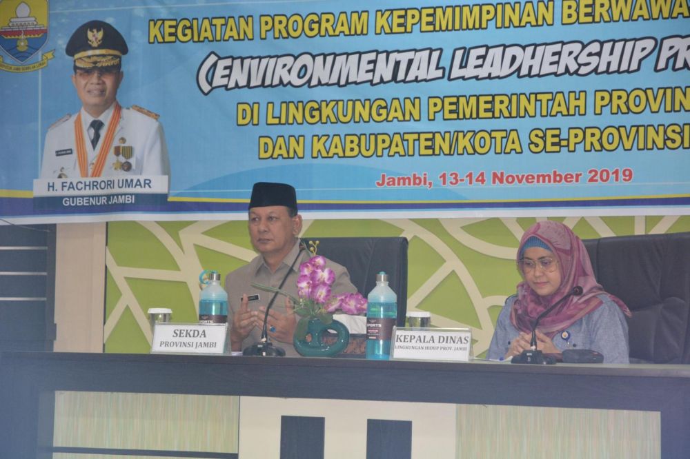 Pembukaan Kegiatan Program Kepemimpinan Berwawasan Lingkungan (Environmental Leadership Programme) di Lingkungan Pemerintah Provinsi Jambi dan Kabupaten/Kota se Provinsi Jambi, di Aula Dinas Lingkungan Hidup Daerah Provinsi Jambi, Rabu (13/11) pagi.