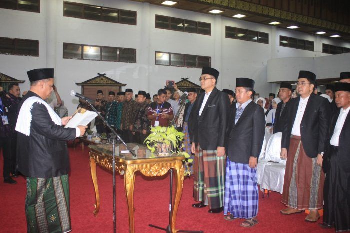 Asisten Sekda Provinsi Jambi Bidang Pemerintahan dan Kesejahteraan Rakyat (Asisten I), Drs.H.Apani Saharudin mewakili Gubernur Jambi, Dr.Drs.H.Fachrori Umar,M.Hum melantik Dewan Hakim Musabaqah Tilawatil Qur’an (MTQ) ke-49 Tingkat Provinsi Jambi Tahun 2019