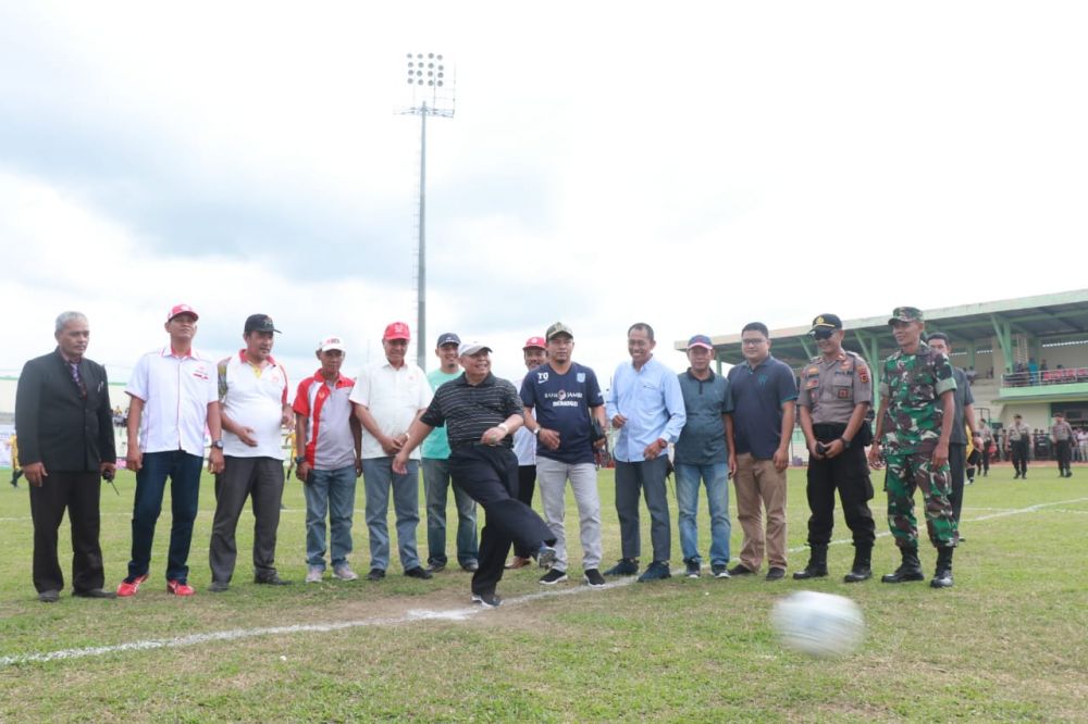 Safrial membuka pertandingan sepak bola porprov.