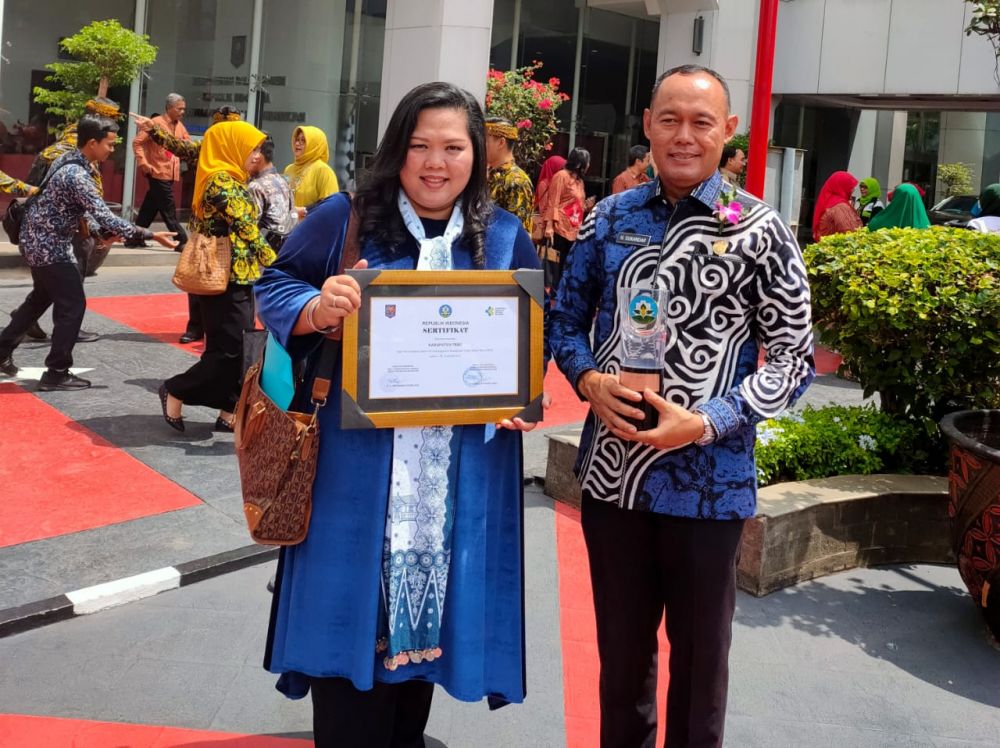 Bupati dan Kadinkes Tebo usai menerima penghargaan.