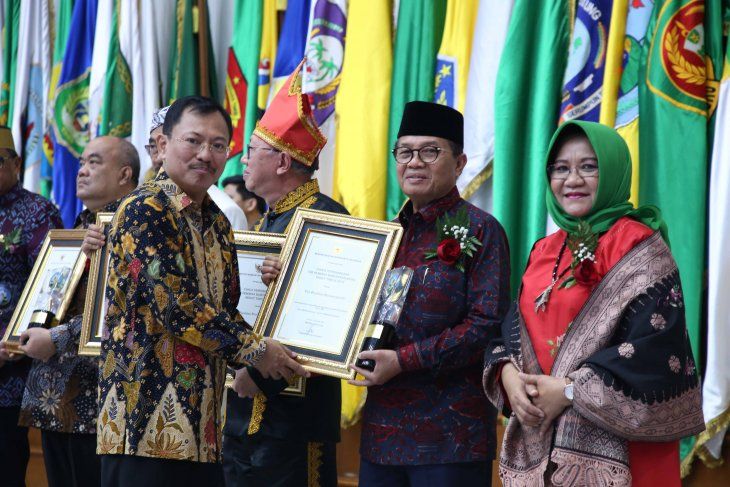 Gubernur Jambi Fachrori Umar menerima penghargaan Swasti Saba atau sebagai pembina terbaik tingkat provinsi kabupaten/kota sehat tahun 2019 yang diserahkan Menteri Kesehatan dr. Terawan, Selasa (19/11). (Humas Prov)
