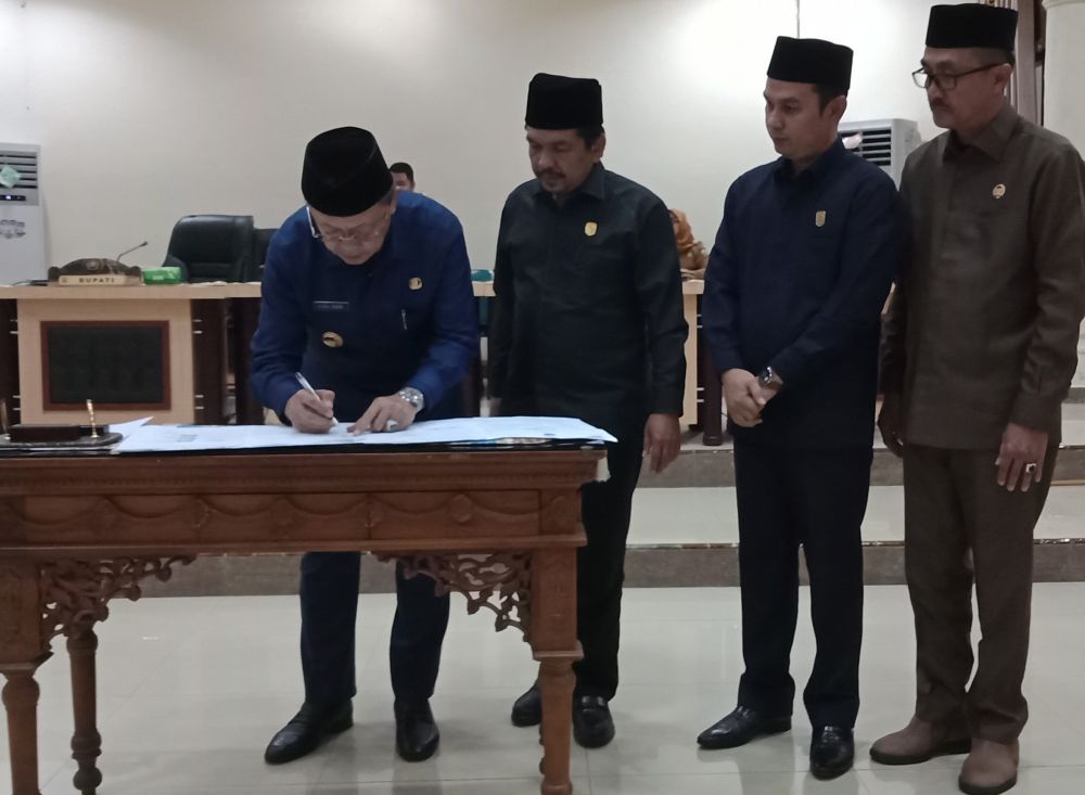 H Cek Endra persetujuan bersama terhadap Raperda APBD Kabupaten Sarolangun Tahun Anggaran 2020