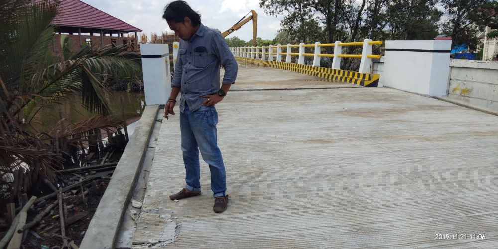 Bagian oprit Jembatan sudah mulai hancur.