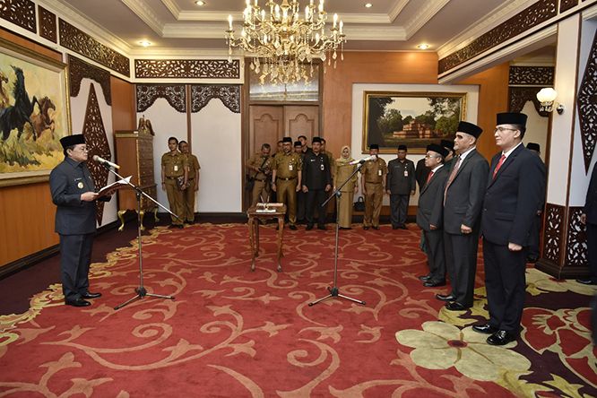 Gubernur saat melantik Pejabat Pimpinan Tinggi Pratama (Eselon II) dan Administrator (Eselon III) di Lingkungan Pemerintah Provinsi Jambi, di Ruang VIP Room Rumah Dinas Gubernur Jambi, Senin (25/11) sore.