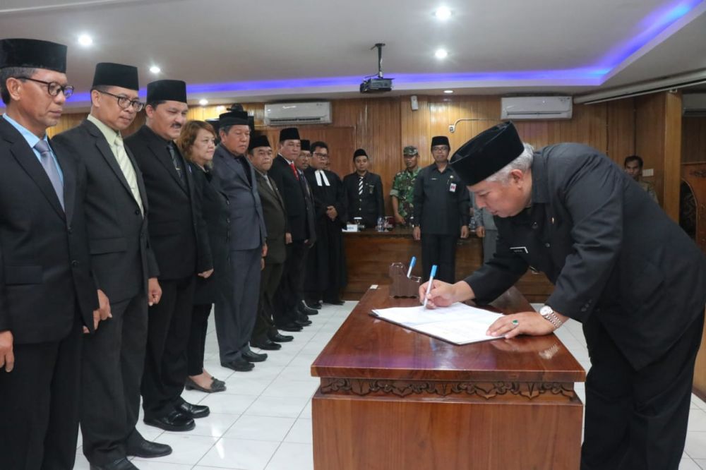 Bupati melantin Pejabat eselon II Tanjabbar blum lama ini.