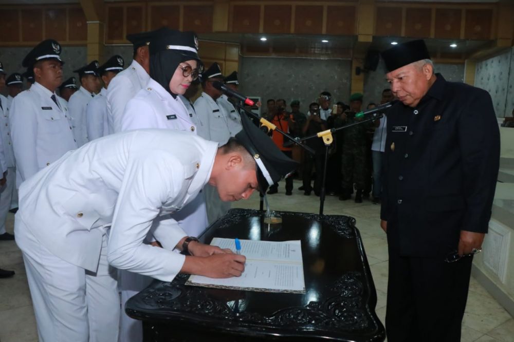 Pelantikan puluhan kades terpilih.