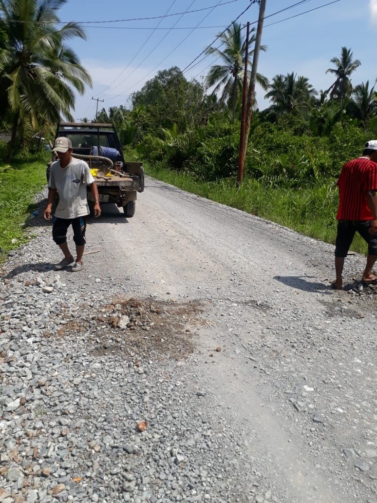 Jalan Teluk Sialang yang kekurangan material.