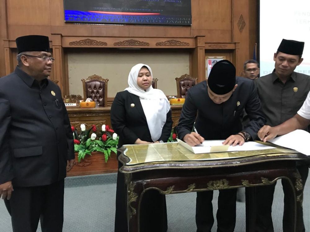 Ketua DPRD Muarojambi menandatangi berkas pengesahan APBD Muarojambi.
