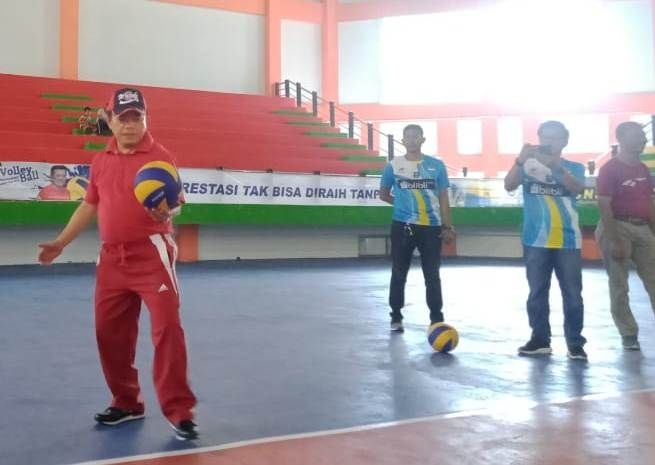 Bupati Merangin H Al Haris memukul bola tanda dimulainya Turnamen Volly Bupati Cup 2019.