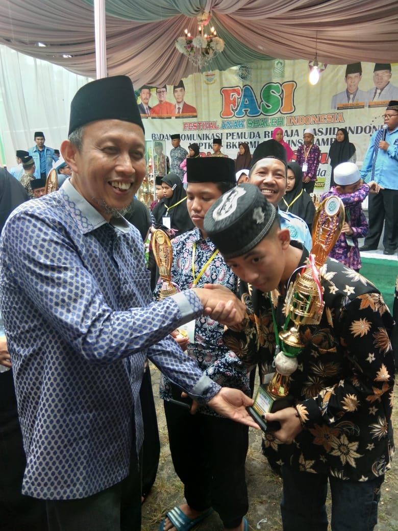 Sekda Tanjabbar memberikan Selamat kepada Kafilah.