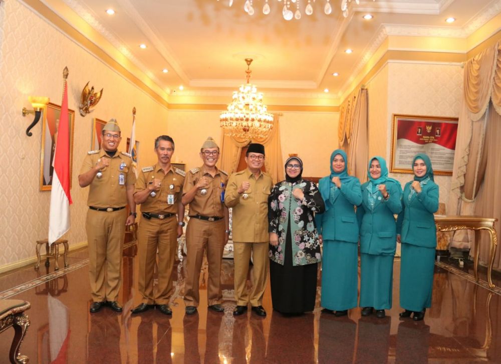 Gubernur Jambi, Dr.Drs.H.Fachrori Umar,M.Hum mewawancarai langsung calon camat teladan di Rumah Dinas Gubernur Jambi, Senin (2/12/19)