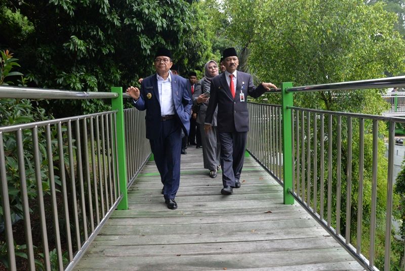 Fachrori saat meresmikan RTH Taman Anggrek Sri Soedewi,  di Kawasan Perkantoran Pemerintah Provinsi Jambi Telanaipura, Selasa (03/12)