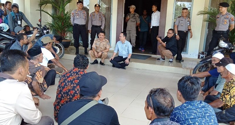 Waka DPRD Sarolangun, Aang Purnama didampingi Kabag Umum berdialog dengan pendemo