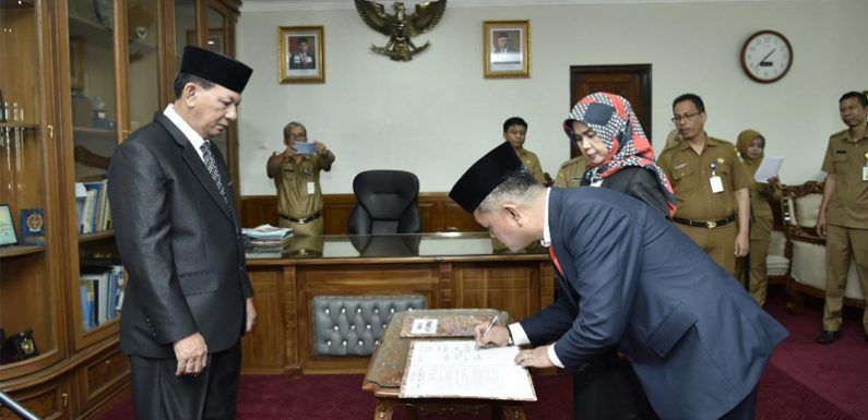 Sekretaris Daerah (Sekda) Provinsi Jambi, Drs. H. Dianto, M.Si melakukan pelantikan susulan dari pelantikan tanggal 25 November 2019 yang lalu karena ketidakhadiran pejabat yaitu Hj.Emi Nopisah dan Edi Kusmiran, SSTP, di Ruang Kerja Sekda Provinsi Jambi, Senin (9/12/19).