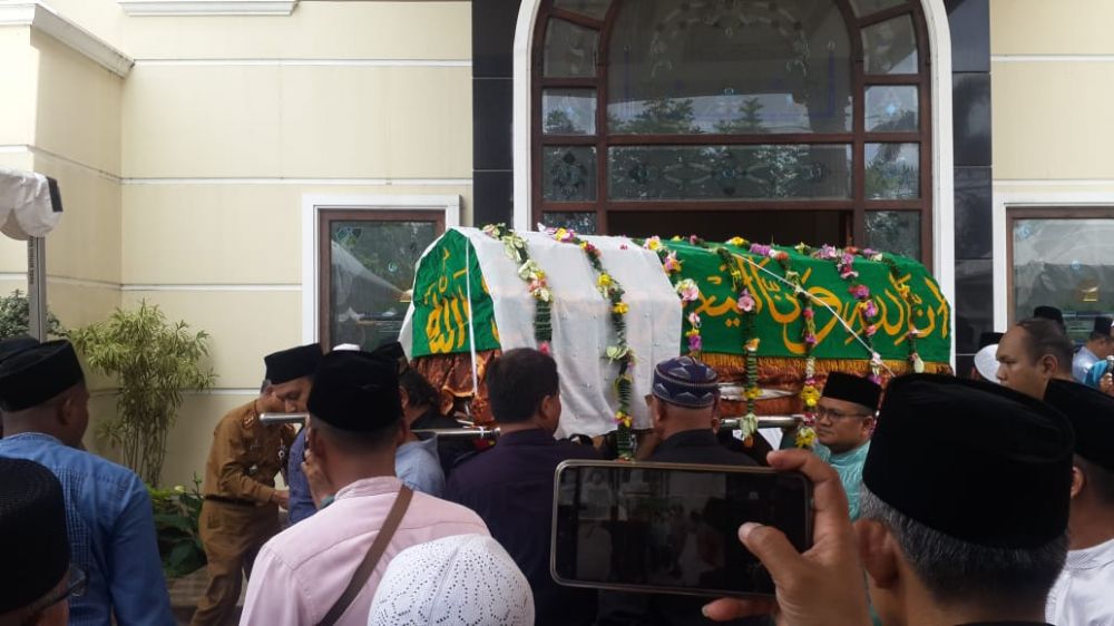 Iringan jenazah ibunda wawako