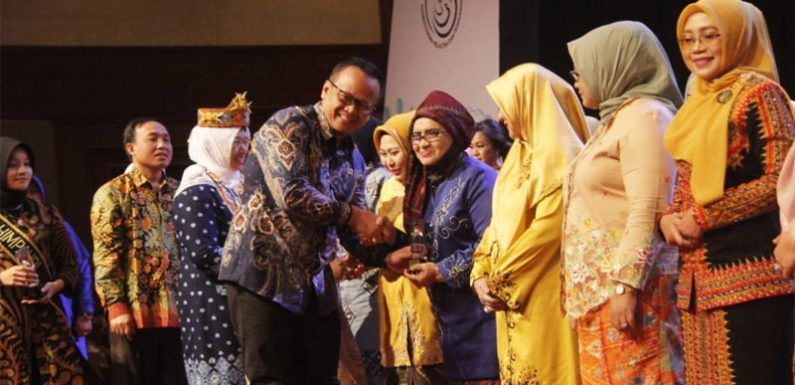 Hj Rahima Fachrori dianugerahi penghargaan dari Kementerian Kelautan dan Perikanan yang diserahlan oleh Menteri Kelautan Perikanan Republik Indonesia, Edhy Prabowo, di Jakarta Convention Centre (JCC), Jumat (13/12).