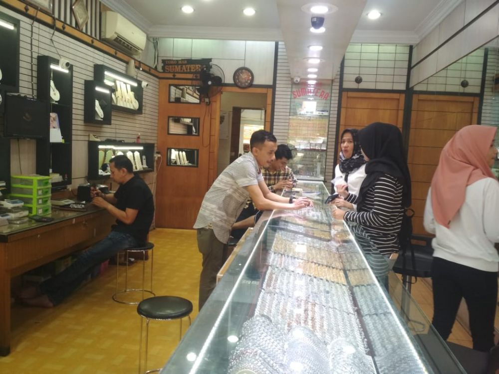 Aktivitas penjualan di salah satu toko emas.