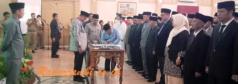 Kepala BKPSDM, H A Waldi Bakri menandatangani naskah berita acara pelantikan 123 orang pejabat eselon II, III dan IV 