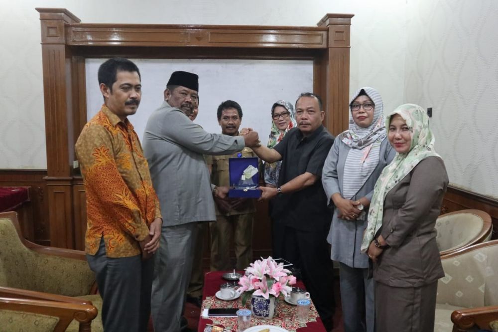 Pemberian cinderamata oleh Ketua BK DPRD Muarojambi.