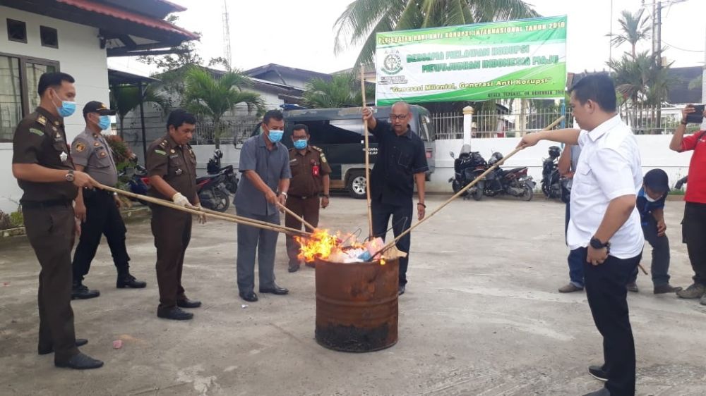 Pemusnahan barang bukti kejahatan.