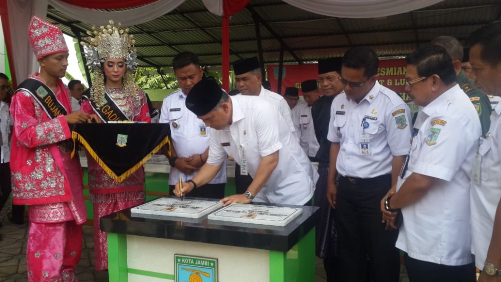 Fasha meresmikan kantor kecamatan dan kelurahan.