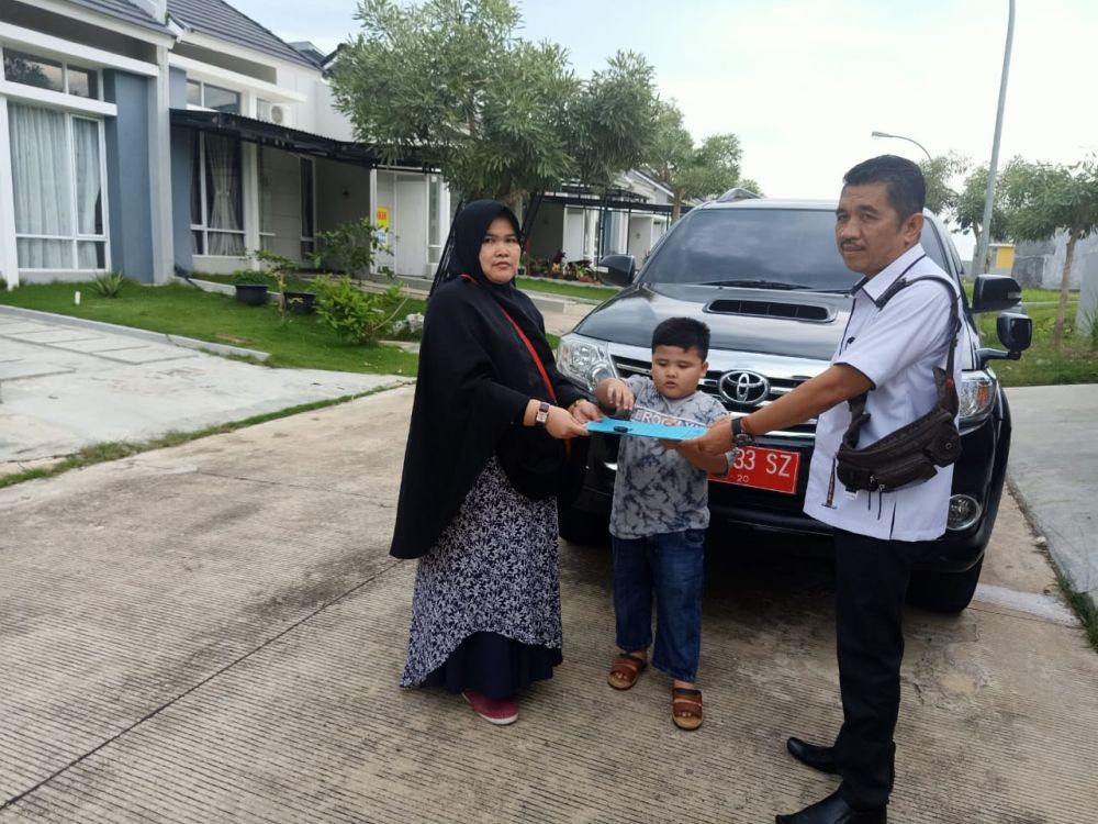 Proses penyerahan Mobnas dari mantan Pimpinan DPRD Sarolangun 2014-2019, H Hapis Hasbiallah SE melalui isteri, Hj Rini Hasbiallah ke Kabag umum, Abdullah Idris
