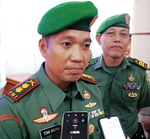 Dandim 0420 Sarko, Letkol Inf Tomy Radya Diansyah Lubis S.A.P saat diwawancarai usai pisah sambut