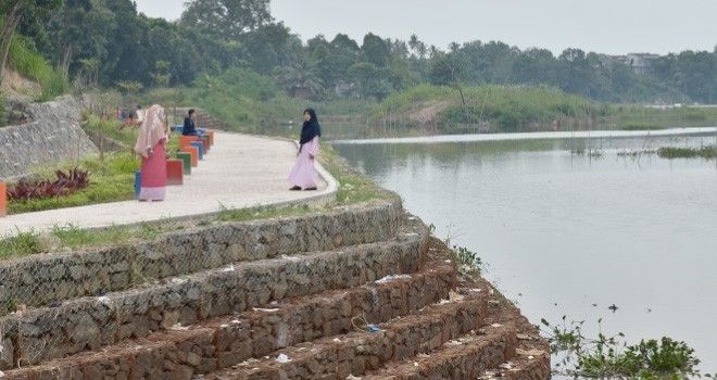 Joging track di danau Sipin.